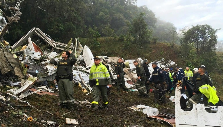 Los cuerpos de emergencia trabajan en la zona de impacto