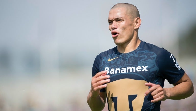 Darío Verón en un partido de Pumas