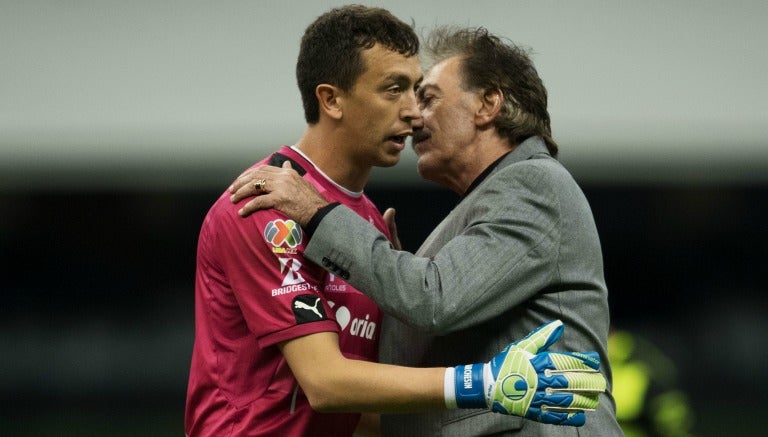 Marchesín abraza a La Volpe tras el América-Santos en el Azteca