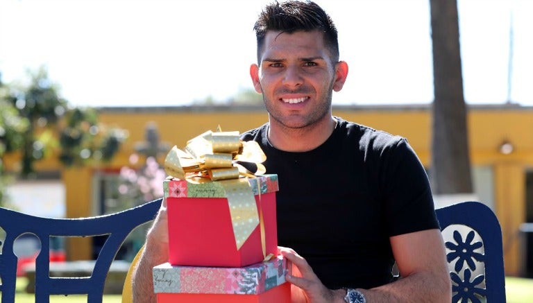 Silvio Romero posando con unos regalos navideños