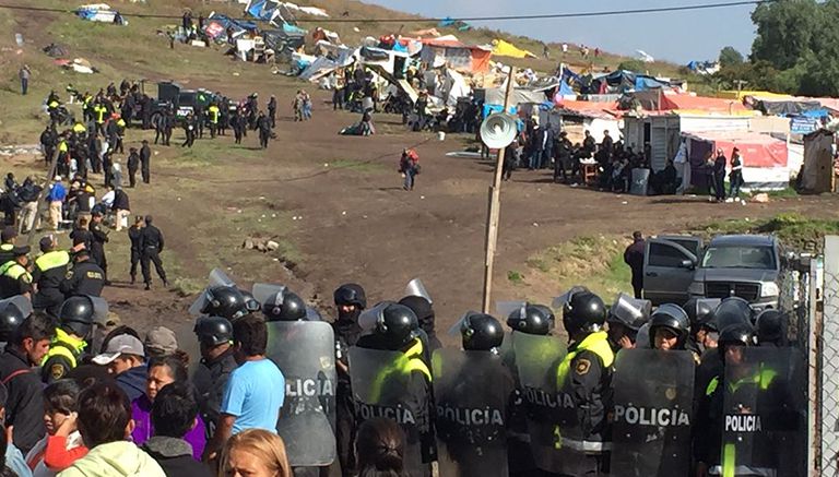 Momentos en que se realiza el desalojo en el cerro San Martín de Porres