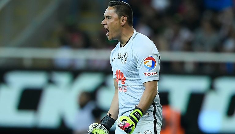 Moisés Muñoz festeja en un partido del América