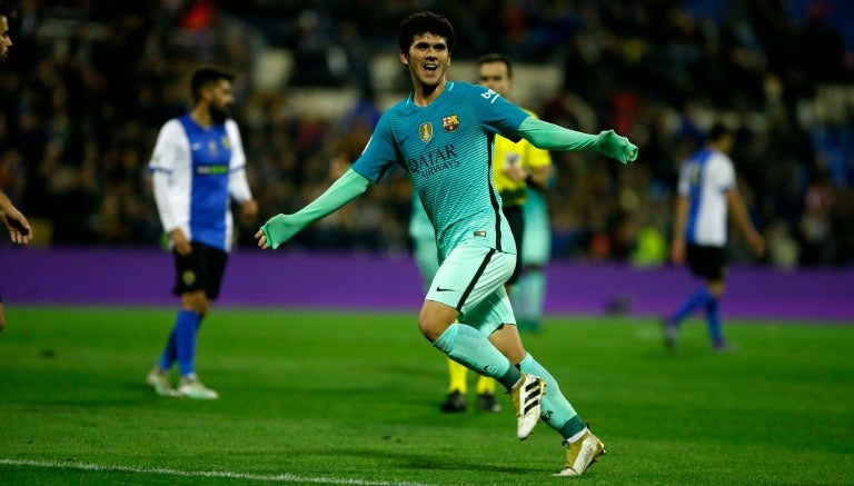 Carles Aleñá festeja el gol con Barcelona