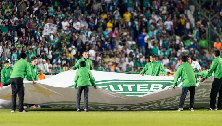 Jóvenes muestran una manta con el escudo del Chapecoense