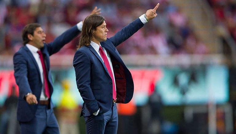 Matías Almeyda da indicaciones en Clásico contra América