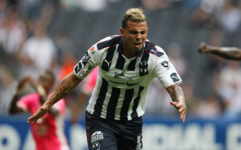 Edwin Cardona festeja un gol con Monterrey