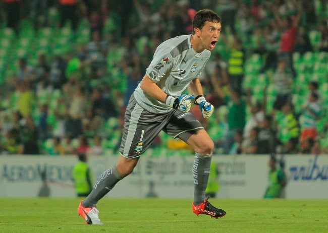 Marchesín festeja un tanto de Santos en el Apertura 2016