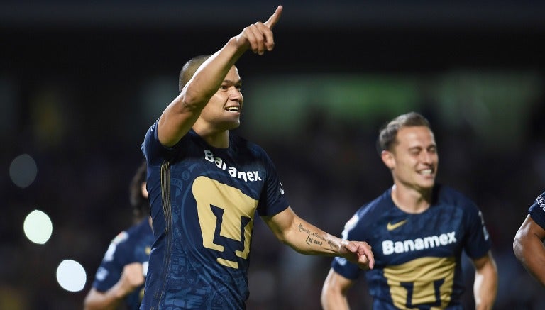 El paraguayo festeja un gol con los felinos