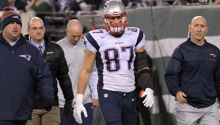 Gronkowski sale lesionado a los vestidores