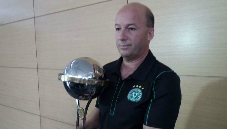 Marcelo Zelote, directivo del Chapecoense recibiendo el trofeo