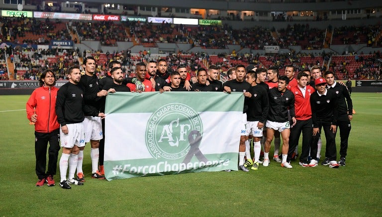 Futbolista de Necaxa muestra una bandera del Chapecoense