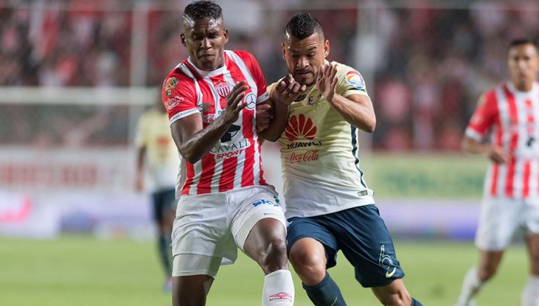 Miguel Samudio pelea por el balón en juego contra Necaxa 