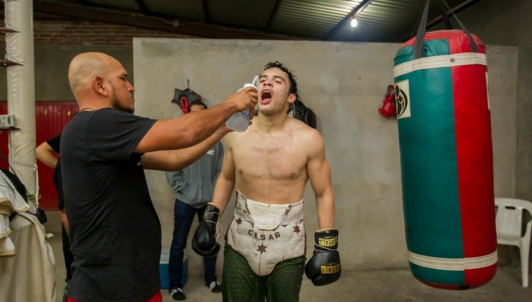 Chávez Jr. se hidrata durante el entrenamiento