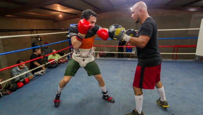 El boxeador entrena en el cuadrilátero