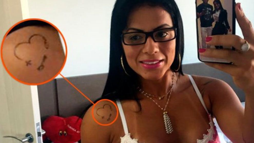 Una de las mujeres presume su tatuaje antes de la tragedia