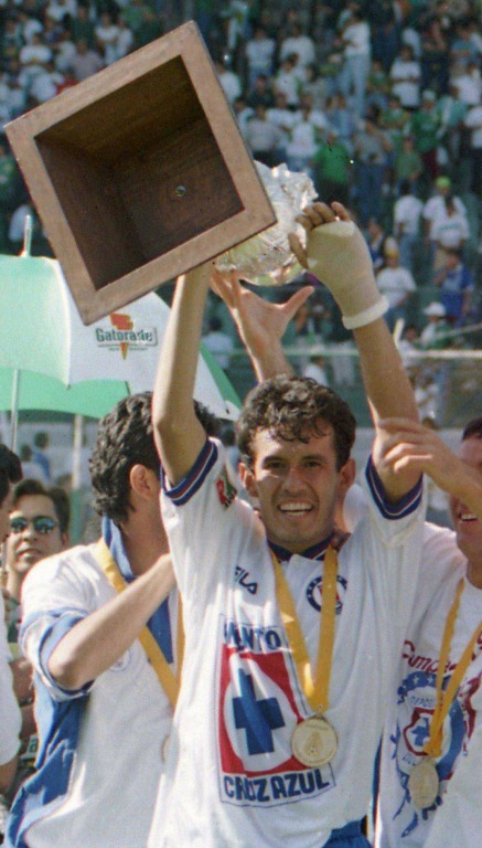 Juan Reynoso levantando trofeo para Cruz Azul en 1997