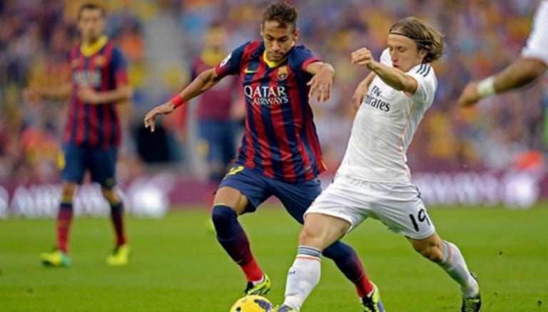 Neymar peleando un balón con Luka Modric