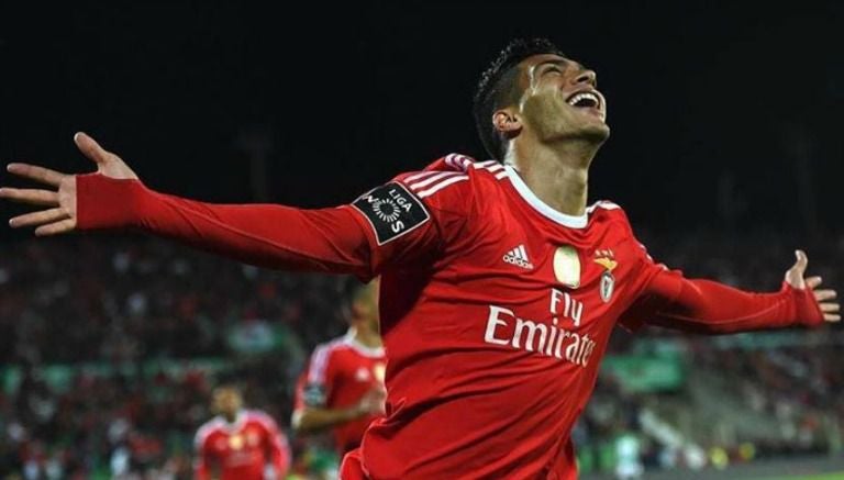 Raúl Jiménez, celebra un gol con el Benfica