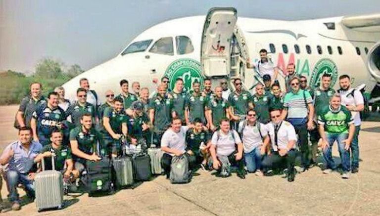 Jugadores del Chapecoense antes de abordar el avión que se estrelló