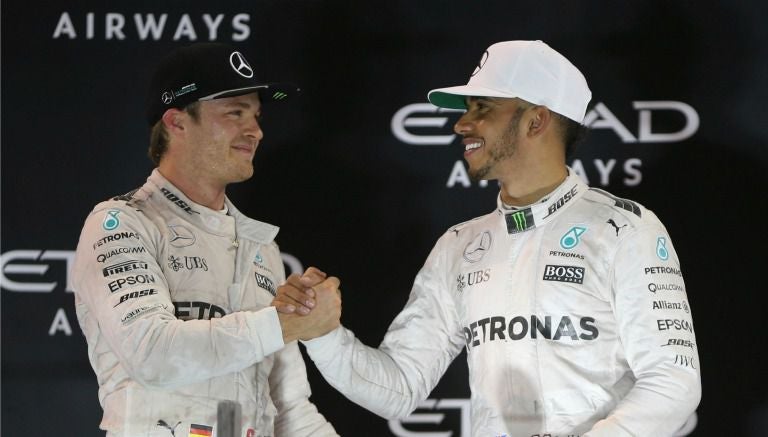 Lewis Hamilton felicita a Nico Rosberg tras coronarse en la F1