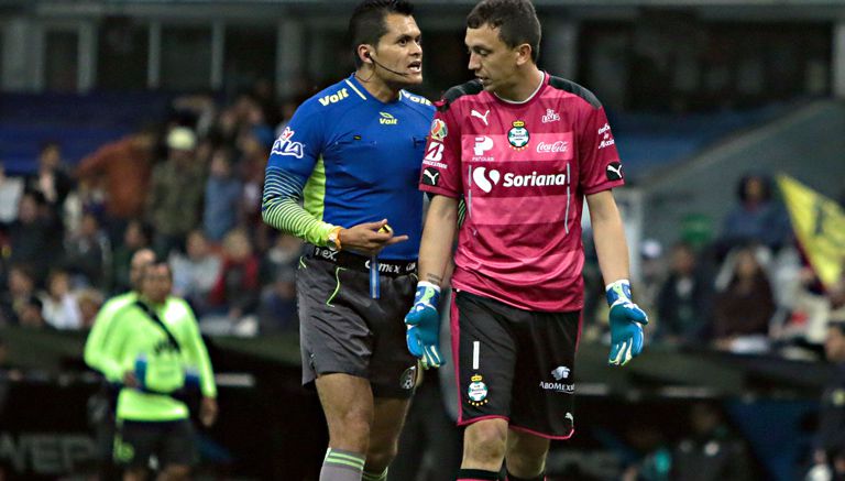 Marchesin habla con el árbitro en partido contra América