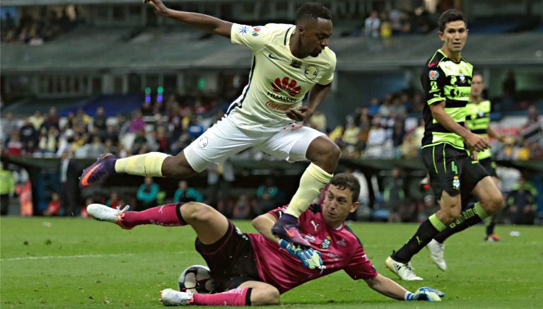 Ibarra y Marchesín disputan un balón en juego América vs Santos