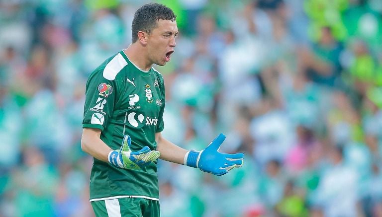 Marchesín celebra en un partido de Santos