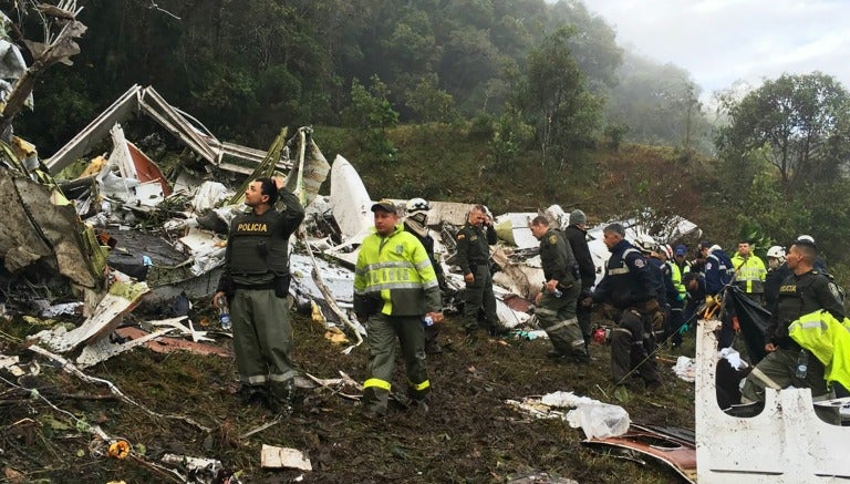 Policía de Colombia busca sobrevivientes entre los restos del avión