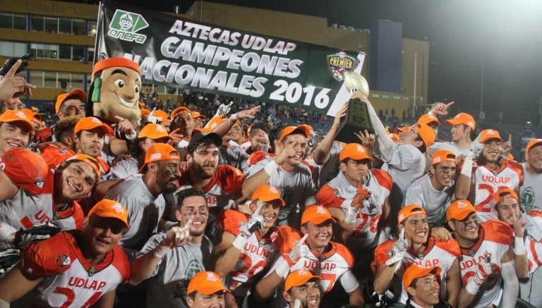 Los jugadores de los Aztecas de la UDLAP celebran su título y posan para la foto