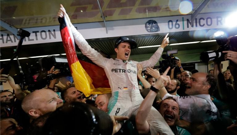 Rosberg celebra con su equipo de Mercedes su título de F1