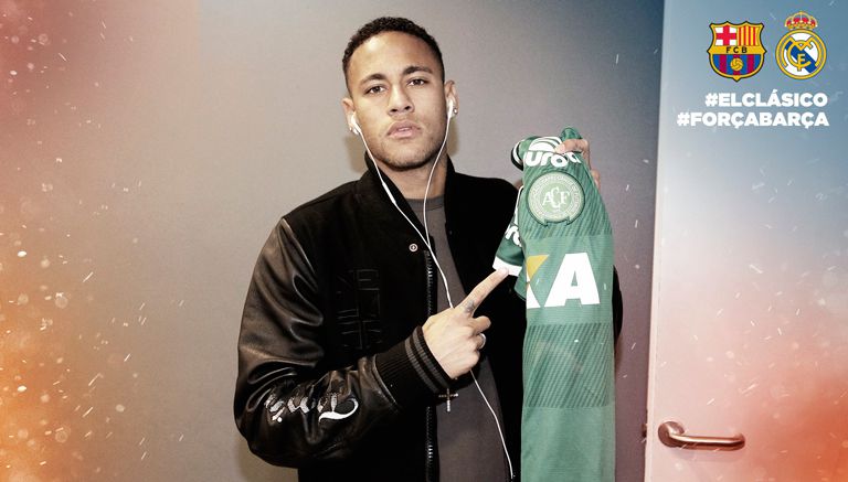 Neymar muestra el jersey del Chapecoense