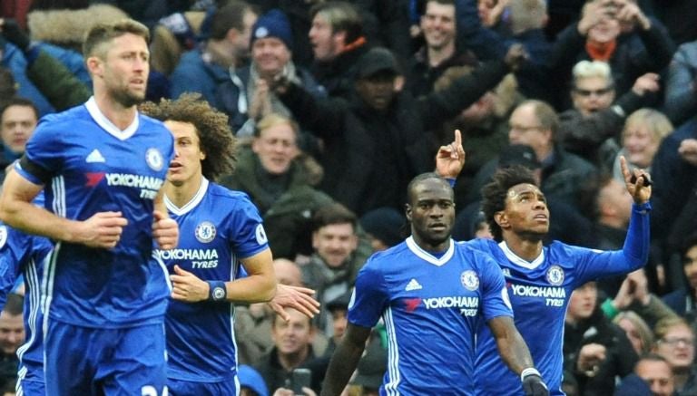 Willian celebra tras anotar en el partido contra el Manchester City