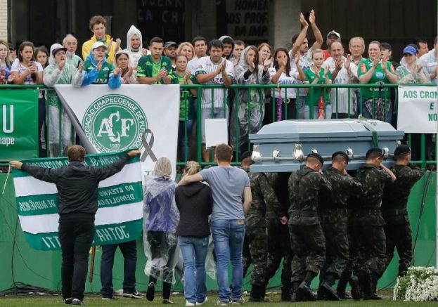 Seguidores del Chapecoense se despiden de una de las víctimas del accidente aéreo