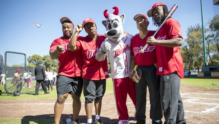 The New Day posan con Rocco, la mascota de los Diablos Rojos 