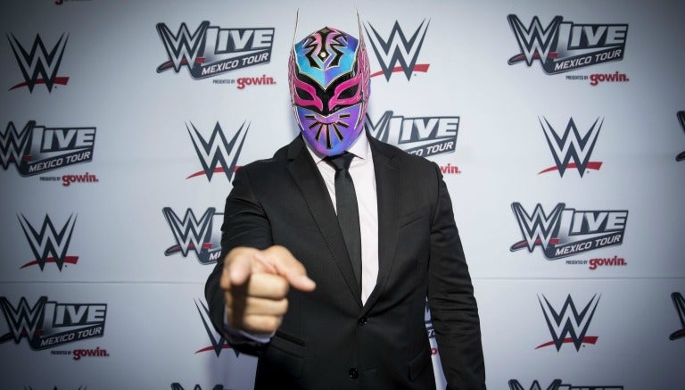 Sin Cara posa para la lente de RÉCORD