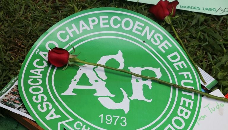 Escudo del Chapecoense con una rosa para recordar a las víctimas del accidente