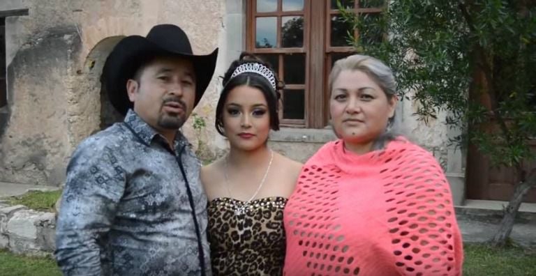 Rubí y su familia durante el video de invitación