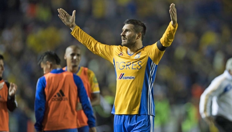 Gignac festeja su gol contra León