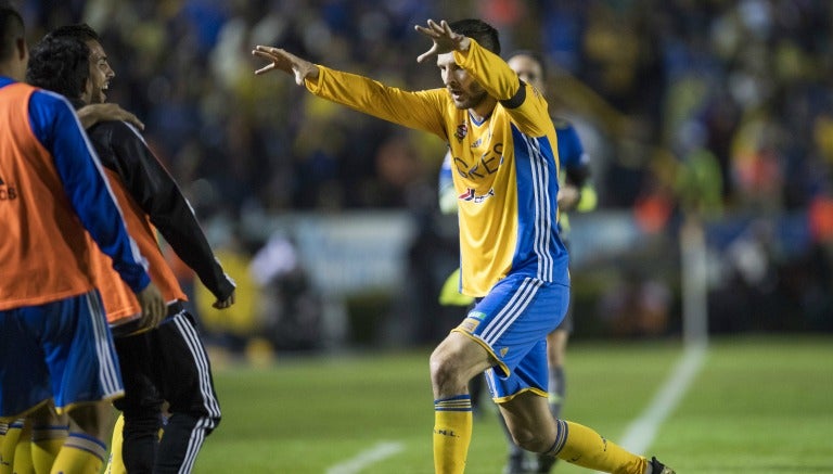 Gignac festeja su gol contra León