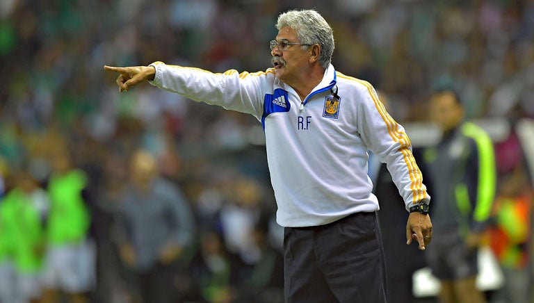 Ferretti dirigiendo a Tigres frente a León