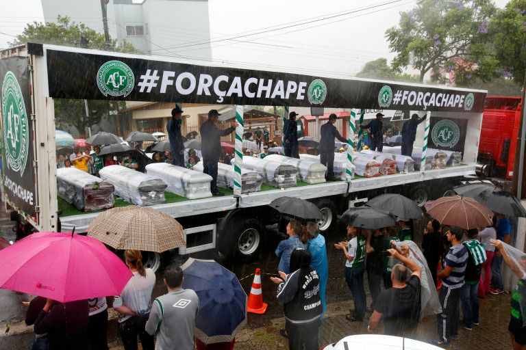 Miles de personas se reunieron para despedir a las víctimas