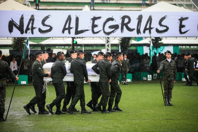 Un cuerpo llega a la cancha del Arena Condá