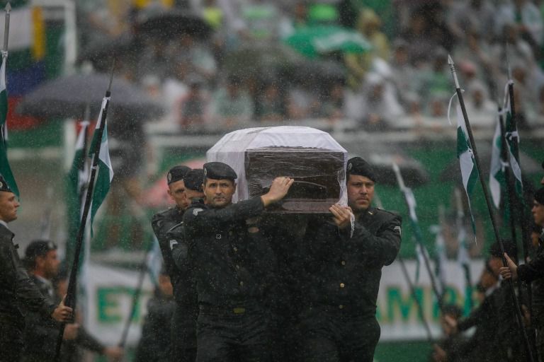 Militares cargan el ataúd de una de las víctimas del avionazo