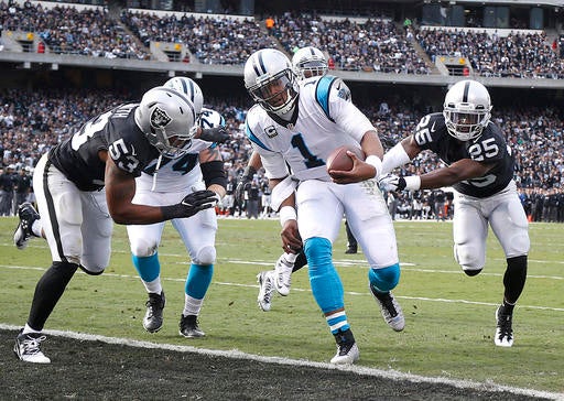 Newton anotando frente a los Raiders