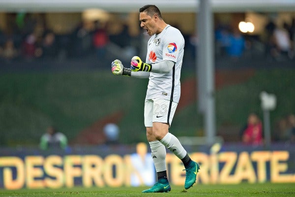 Moisés Muñoz celebra un gol del América