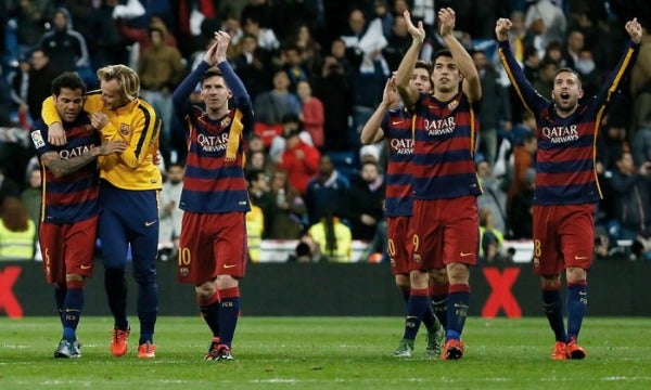 Los jugadores del Barcelona agradecen a su afición tras un juego en el Bernabéu