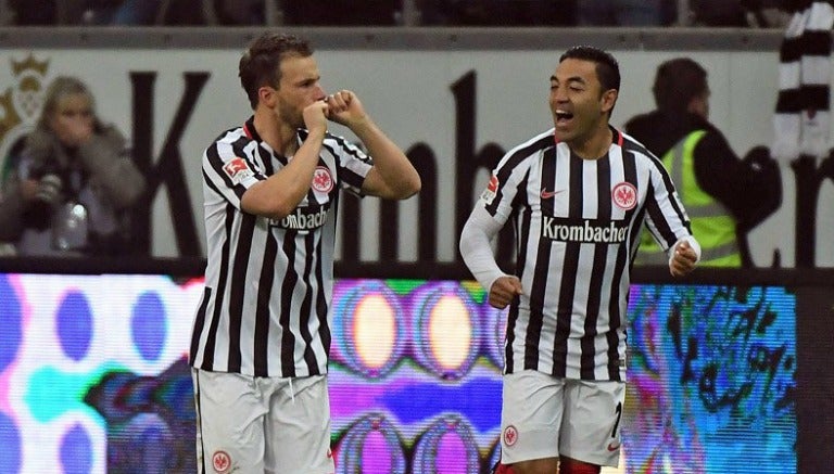 Marco Fabián festeja un gol con su compañero