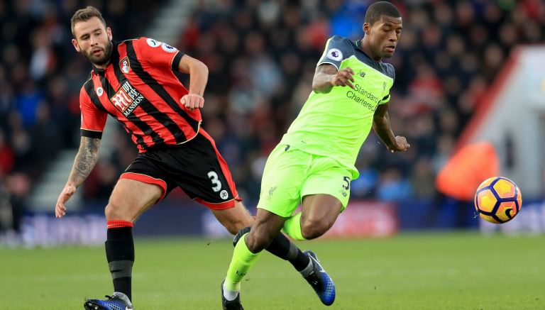 Georginio Wijnaldum y Steve Cook en busca del balón 