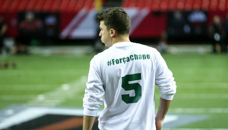 Cairo Santos usa una playera para recordar al Chapecoense