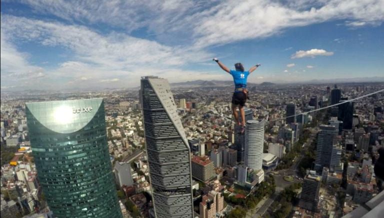 Alexander Schulz rompe récord de altura y distancia de Highline urbano